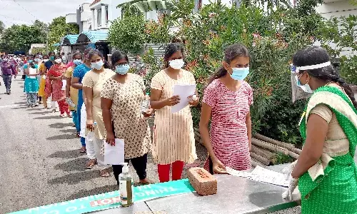 நாமக்கல்லில் 6 மையங்களில் நீட் தேர்வு: சோதனைக்கு பின் மாணவர்கள் அனுமதி