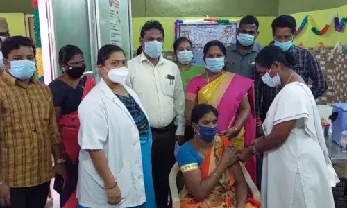 தாராபுரத்தில் கொரோனா  தடுப்பூசி முகாமை அமைச்சர் தொடங்கி வைத்தார்