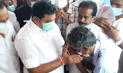 நீட் தேர்வுக்கு பயந்து மாணவர் தற்கொலை: எடப்பாடி பழனிசாமி நேரில் அஞ்சலி