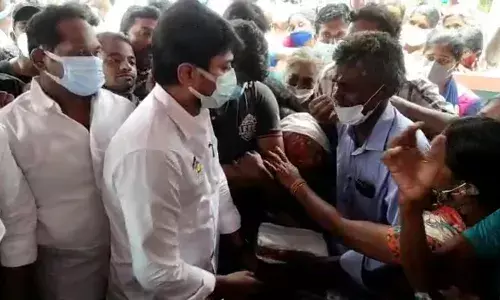 நீட் தேர்வுக்கு பயந்து மாணவன் தற்கொலை: திமுக சார்பில் ரூ.10 லட்சம் நிதியுதவி