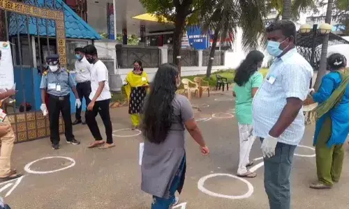 நீட் தேர்வு மையத்தில் கடும் கட்டுப்பாடுகள், சோதனைகள்: மாணவர்கள் வேதனை