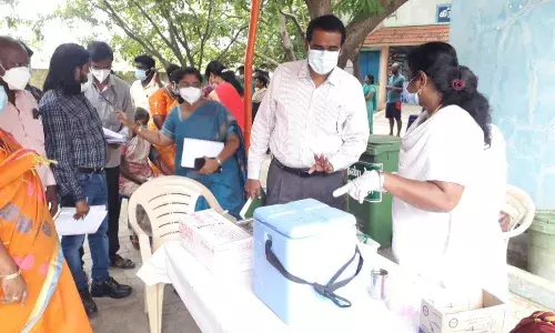 காஞ்சிபுரத்தில்  தடுப்பூசி முகாம் கண்காணிப்பு அலுவலர் பொன்னையா ஆய்வு