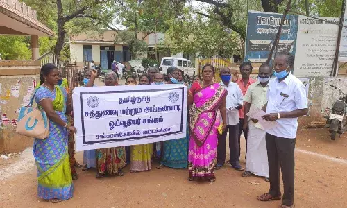 சங்கரன்கோவிலில் தமிழக அரசை கண்டித்து ஓய்வு பெற்ற அங்கன்வாடி ஊழியர்கள் ஆர்பாட்டம்