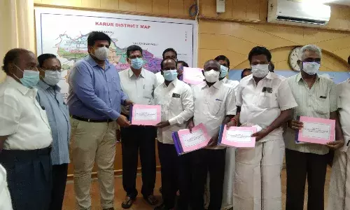 கரூர் மாவட்டத்தில் வரைவு வாக்குச்சாவடி மைய பட்டியல்: ஆட்சியர் வெளியீடு