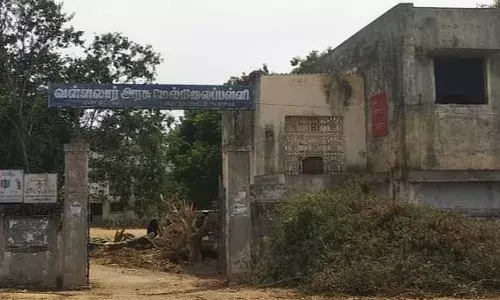 விழுப்புரம் அருகே பள்ளியில் ஆசிட் கொட்டிய விபத்தில் 4 மாணவிகள் படுகாயம்