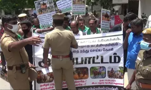 பிராணிகளுக்கு வரியா? மதுரையில் நாட்டுமாடு நலச்சங்கத்தினர் ஆர்ப்பாட்டம்