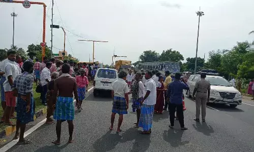 பள்ளிகொண்டா அருகே கார் மோதி தொழிலாளி பலி