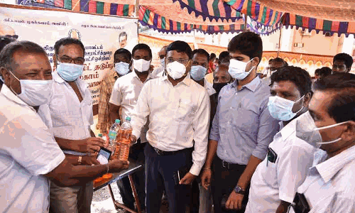 திருவண்ணாமலையில் தடுப்பூசி போட்டு கொண்டவர்களுக்கு 1 லிட்டர் பெட்ரோல் இலவசம் திருவண்ணாமலையில் தடுப்பூசி போட்டு கொண்டவர்களுக்கு 1 லிட்டர் பெட்ரோல் இலவசம்
