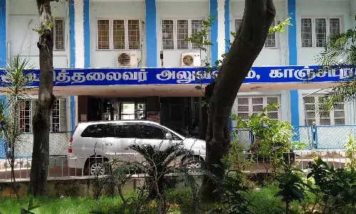 கலெக்டர் அலுவலகத்தில்  முன்னாள் வங்கி நகை மதிப்பீட்டாளர்  தீக்குளிக்க முயற்சி கலெக்டர் அலுவலகத்தில்  முன்னாள் வங்கி நகை மதிப்பீட்டாளர்  தீக்குளிக்க முயற்சி