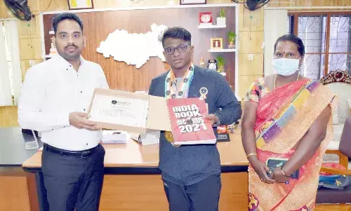 நாக்கால் ஓவியங்கள் வரைந்து சாதனை: 20 வயது இளைஞருக்கு ஆட்சியர் பாராட்டு நாக்கால் ஓவியங்கள் வரைந்து சாதனை: 20 வயது இளைஞருக்கு ஆட்சியர் பாராட்டு