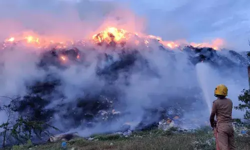 கரூர் நகராட்சி குப்பை கிடங்கில் தீ விபத்து