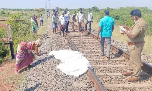 ரயில் முன் பாய்ந்து தலைமை காவலர் தற்கொலை: போலீசார் விசாரணை ரயில் முன் பாய்ந்து தலைமை காவலர் தற்கொலை: போலீசார் விசாரணை
