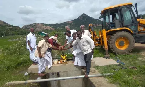 பாலேகுளி ஏரியிலிருந்து 28 ஏரிகளுக்கு தண்ணீர் திறப்பு: விவசாயிகள் பங்கேற்பு