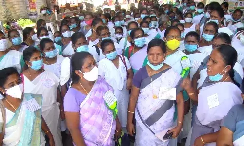 திண்டுக்கல்லில் பல்வேறு காேரிக்கைகளை வலியுறுத்தி கிராம செவிலியர்கள் ஆர்ப்பாட்டம்