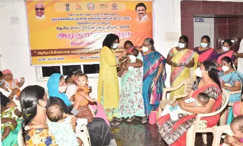 ஒருங்கிணைந்த குழந்தை வளர்ச்சி திட்டம்: குழந்தைகளுக்கு அமுதூட்டும் முகாம் தொடக்கம்