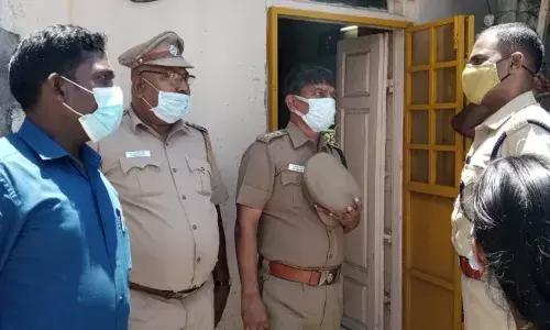 இராமநாதபுரம் அருகே வீட்டில் கொள்ளை முயற்சி: மர்ம நபர்களுக்கு பாேலீசார் வலைவீச்சு இராமநாதபுரம் அருகே வீட்டில் கொள்ளை முயற்சி: மர்ம நபர்களுக்கு பாேலீசார் வலைவீச்சு