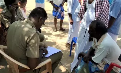 கல்லல் அருகே இறந்தவரின் உடலை கொண்டு செல்ல எதிர்ப்பு: போலீஸார் சமரசம்
