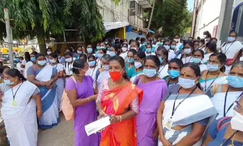 குமரியில் பல்வேறு காேரிக்கைகளை வலியுறுத்தி  கிராம சுகாதார செவிலியர்கள் போராட்டம்