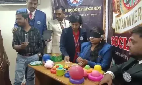 கண்களை கட்டிக்கொண்டு பொருட்களின் நிறம், வடிவம், எழுத்துகளை கூறி உலக சாதனை