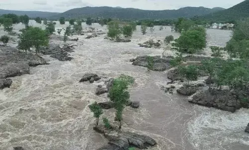 ஒகேனக்கல்லுக்கு நீர்வரத்து வினாடிக்கு 10 ஆயிரம் கனஅடியாக குறைந்தது