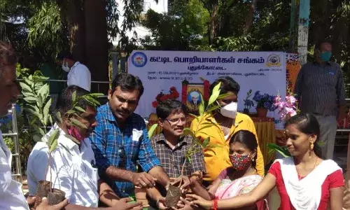 பொறியாளர் தினத்தை முன்னிட்டு பொதுமக்களுக்கு மரக்கன்றுகள் வழங்கிய பொறியாளர் சங்கத்தினர்