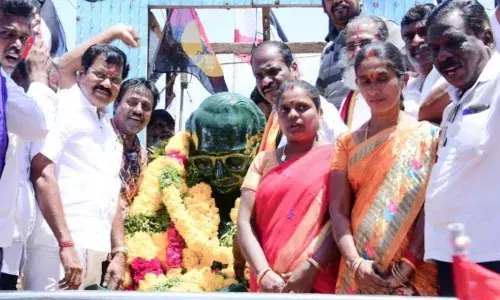 திருச்சியில் அண்ணா சிலைக்கு தே.மு.தி.க.சார்பில் மாலை அணிவிப்பு திருச்சியில் அண்ணா சிலைக்கு தே.மு.தி.க.சார்பில் மாலை அணிவிப்பு