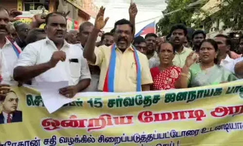 காரைக்குடியில் விசிக தலைவர் திருமாவளவன் தலைமையில் மனித சங்கிலி போராட்டம்