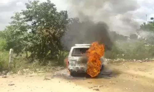 திண்டுக்கல் மதுக்கடை அருகே கார் தீப்பிடித்து எரிந்து சேதம்