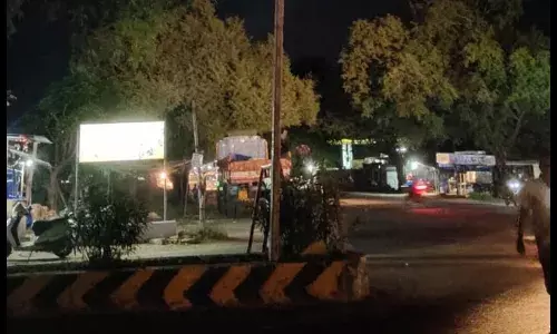 பாலக்கோட்டில் இருளில் மூழ்கும் ஒகேனக்கல் பிரிவு சாலை: மிரளும் மக்கள்