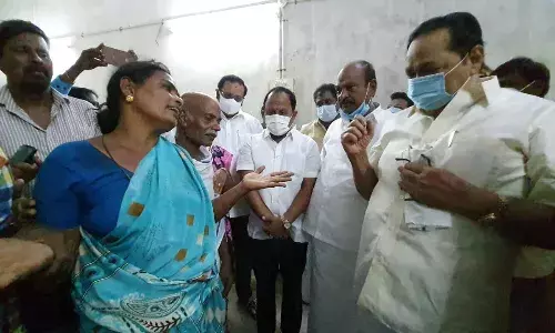 மாணவி சௌந்தர்யா வீட்டிற்கு சென்று அமைச்சர் துரைமுருகன் ஆறுதல் கூறினார்