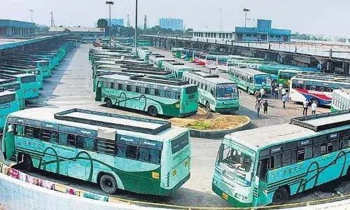 சென்னை கோயம்பேட்டில் பஸ் பயணியிடம் ரூ.4 லட்சம் கேமரா திருட்டு