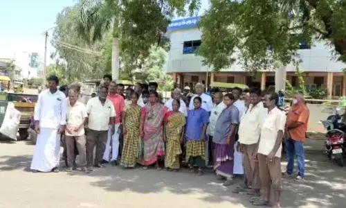 காரைக்குடி நகராட்சி அலுவலகத்தை முற்றுகையிட்ட துப்புரவு பணியாளர்கள்