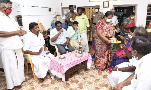 தடுப்பூசி சாதனை: ஊராட்சி தலைவரின் வீட்டுக்கு சென்ற சிறப்பித்த கலெக்டர்