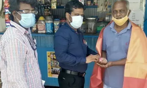 பவானியில்  கொரோனா தடுப்பூசி  போட்டுக்கொண்டவர்களுக்கு பரிசு கொடுத்தாச்சு