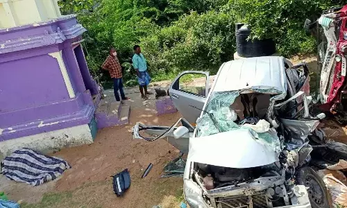 போளூர் அருகே காவல்துறை வேனும், காரும் நேருக்கு நேர் மோதிய விபத்தில் ஒருவர் பலி