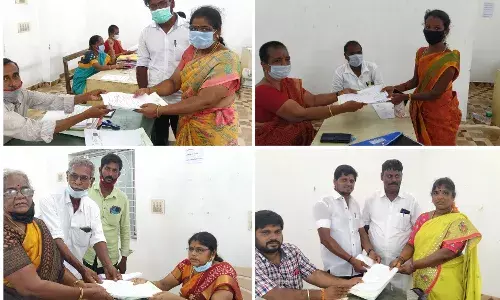 கிராம ஊராட்சி தலைவர்பதவிக்கு ஆர்வமுடன் வேட்புமனு தாக்கல் செய்யும் பெண்கள் கிராம ஊராட்சி தலைவர்பதவிக்கு ஆர்வமுடன் வேட்புமனு தாக்கல் செய்யும் பெண்கள்