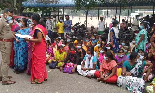 காஞ்சிபுரம் பெருநகராட்சி கொசு ஒழிப்பு தற்காலிக பணியாளர்கள் போராட்டம்