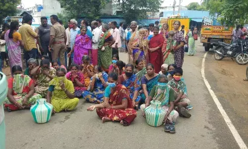 குடிநீர் கேட்டு புதுக்கோட்டை போஸ் நகரில் பொதுமக்கள் சாலை மறியல்