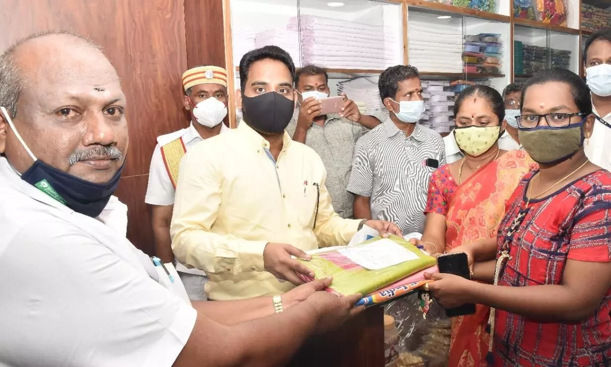 காதி கிராம தொழில் ஆணையத்தின் காதிபவன்: விருதுநகரில் கலெக்டர் திறப்பு காதி கிராம தொழில் ஆணையத்தின் காதிபவன்: விருதுநகரில் கலெக்டர் திறப்பு