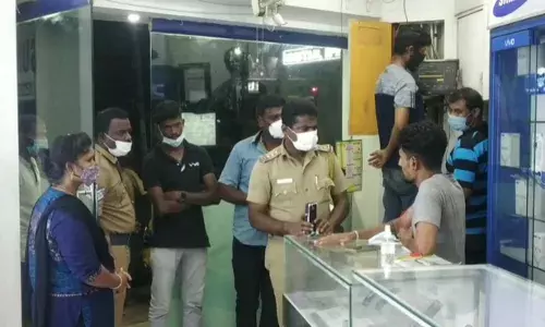 செல்போன் வாங்குவது போல் நடித்து திருடிய பலே ஆசாமிகள் செல்போன் வாங்குவது போல் நடித்து திருடிய பலே ஆசாமிகள்