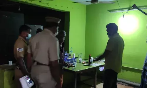 அரசு உத்தரவை மீறி டாஸ்மாக் பார்: ஆப்பு வைத்த காவல்துறை அரசு உத்தரவை மீறி டாஸ்மாக் பார்: ஆப்பு வைத்த காவல்துறை