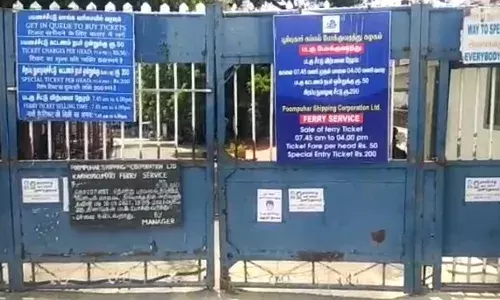 குமரியில் படகுகள் இயக்கம் நிறுத்தம் - சுற்றுலா பயணிகள் ஏமாற்றம்