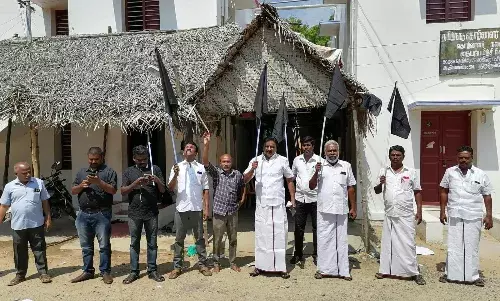 நெல்லையில் திமுக சார்பில் கருப்புக்கொடி ஏந்தி ஆர்ப்பாட்டம்