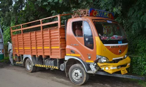 உதகையில் தாறுமாறாக ஓடிய லாரி - அடுத்தடுத்து 3 கார்கள் சேதம்