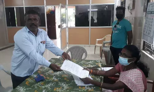சுமைதீர்ந்தபுரம் ஊராட்சி மன்றத் தலைவர் பதவிக்கு சுயேட்சை மனு தாக்கல்