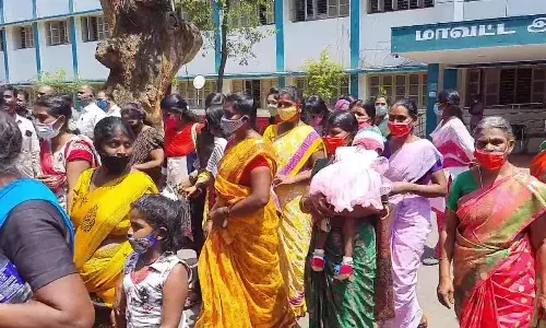 கலெக்டர் அலுவலகத்தில் திரண்ட கூட்டம் -  காற்றில் பறந்தது சமூக இடைவெளி