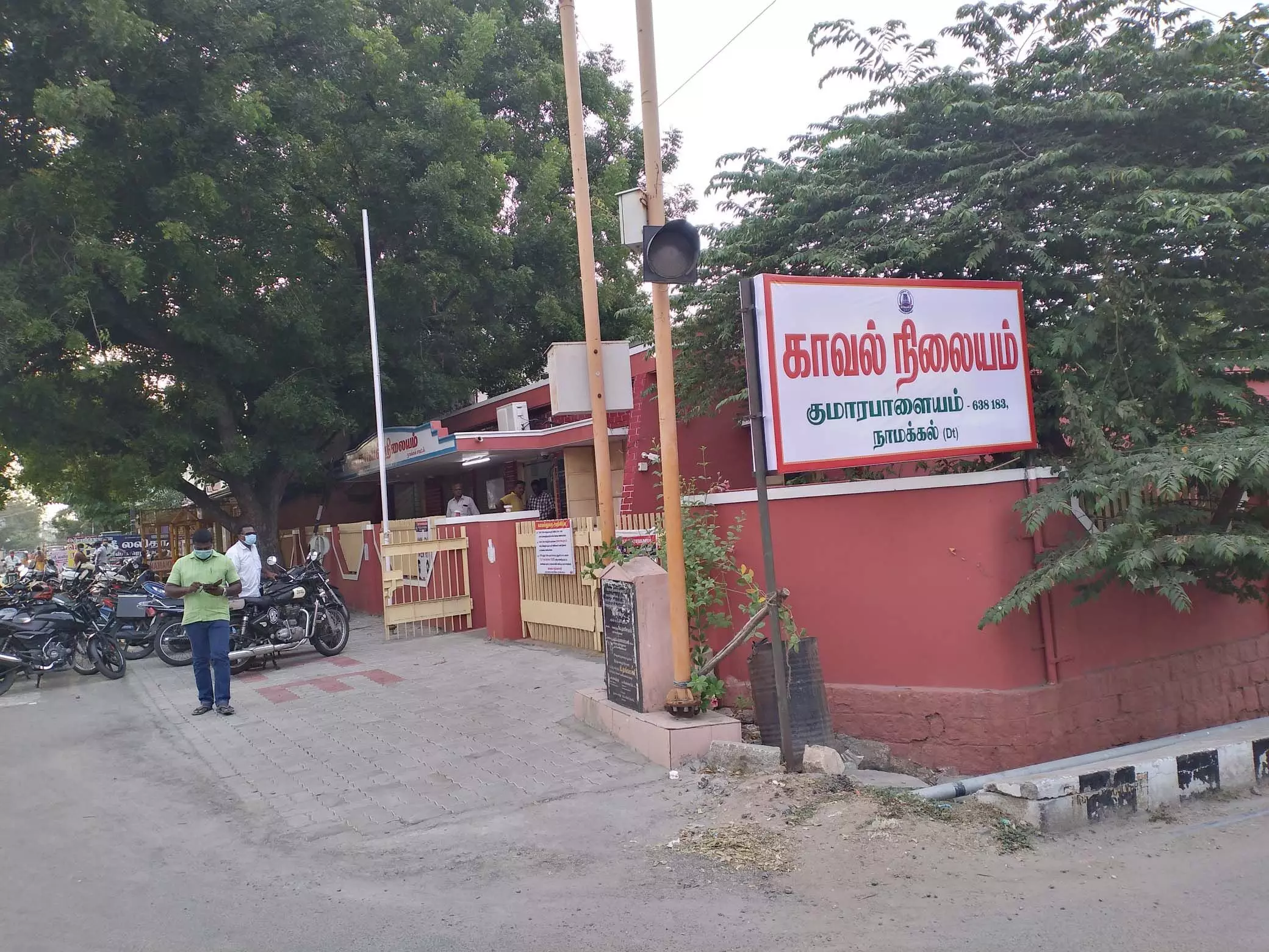 ஆடு மேய்த்த மூதாட்டி: தடி, இரும்பு ராடால் அடித்த பெண்கள் தலைமறைவு ஆடு மேய்த்த மூதாட்டி: தடி, இரும்பு ராடால் அடித்த பெண்கள் தலைமறைவு