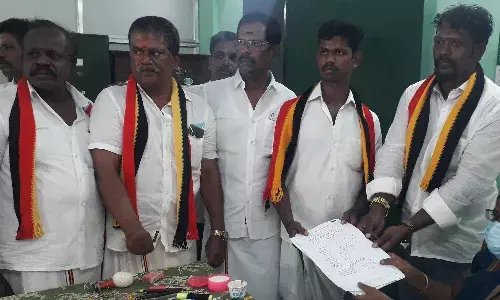 ஊரக உள்ளாட்சி தேர்தல்: தென்காசியில் தேமுதிகவினர் வேட்புமனு தாக்கல் ஊரக உள்ளாட்சி தேர்தல்: தென்காசியில் தேமுதிகவினர் வேட்புமனு தாக்கல்