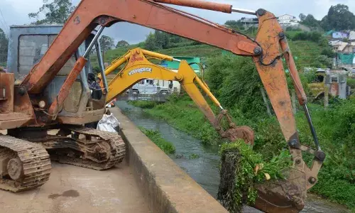 உதகையில் அனைத்து கால்வாய்களையும் தூர்வாரும் பணி தீவிரம்