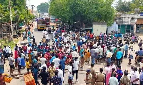 இராசிபுரம் அருகே கோயில் சிலை   உடைக்கப்பட்டதை கண்டித்து சாலை மறியல்
